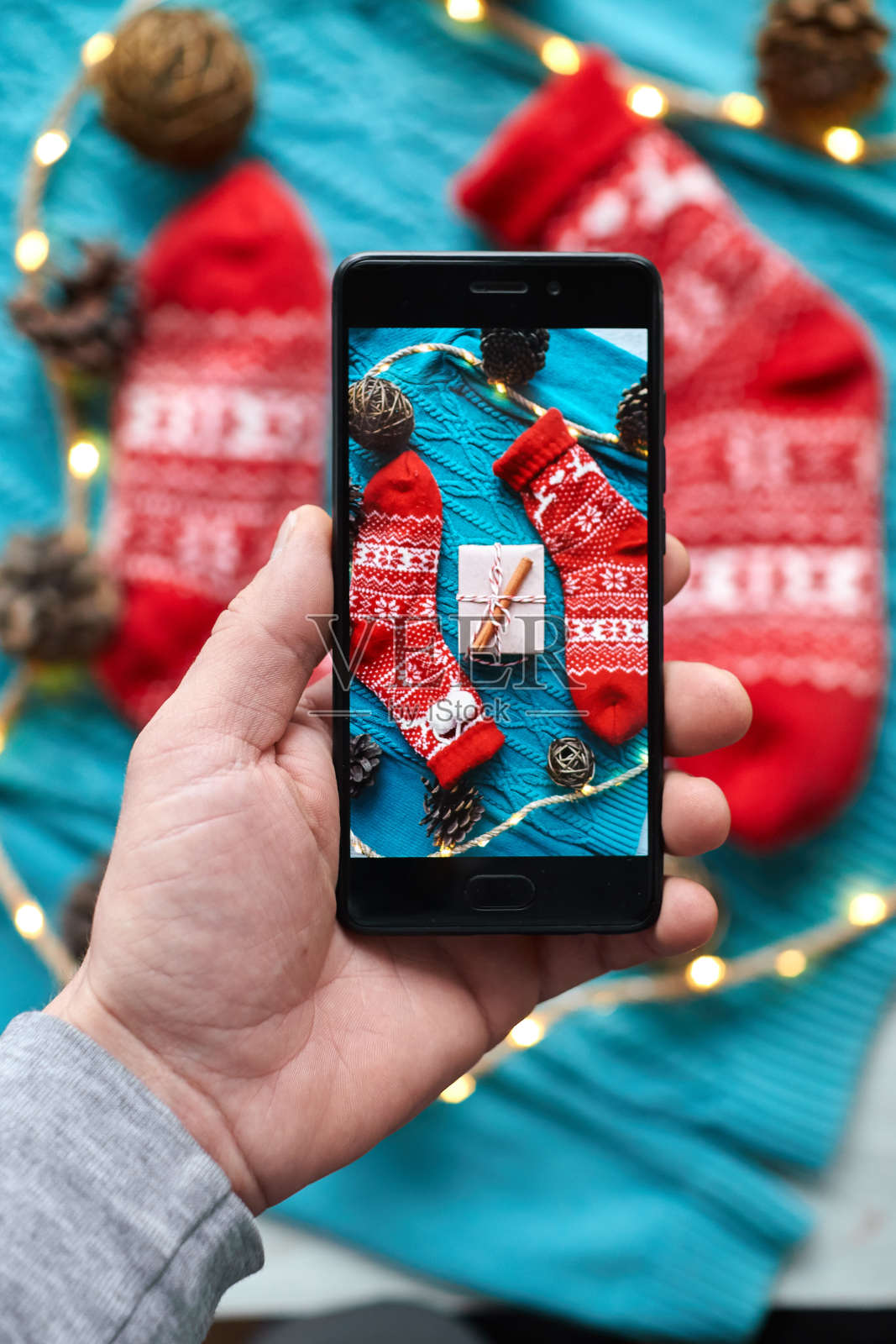 手在拍姜饼照片摄影图片