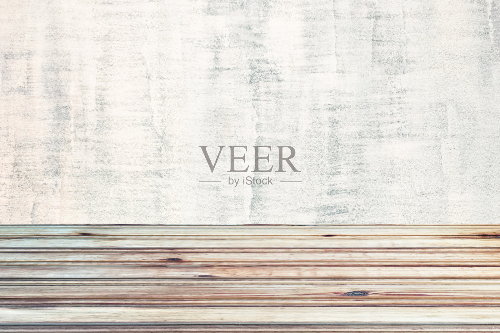 木质桌面与白色的混凝土墙背景。用于产品植入或蒙太奇。照片摄影图片