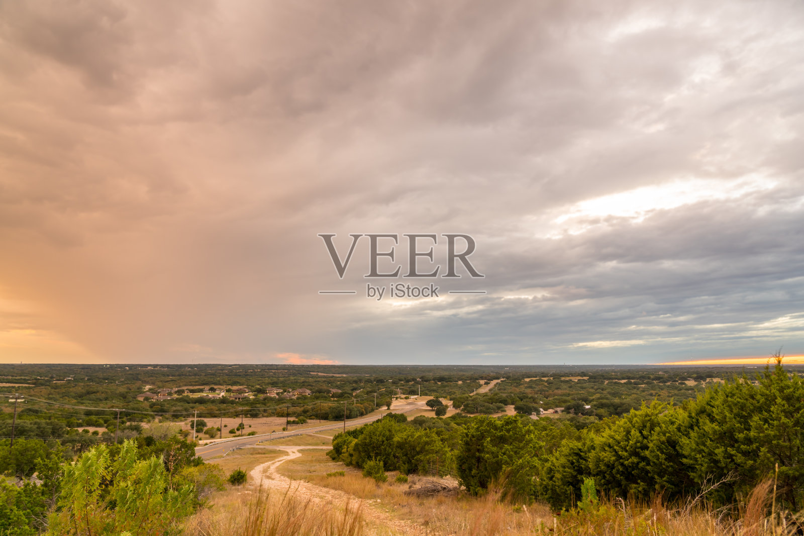 在德克萨斯农场土地的平地上的日落的广角视图照片摄影图片