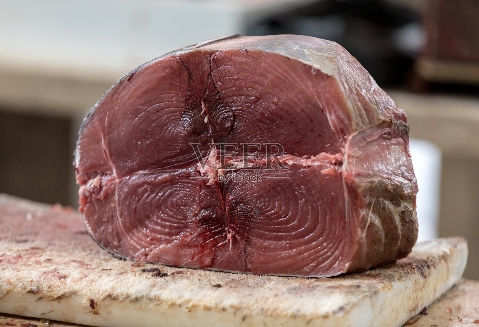 丰沙尔马德拉鱼市场上的新鲜金枪鱼照片摄影图片