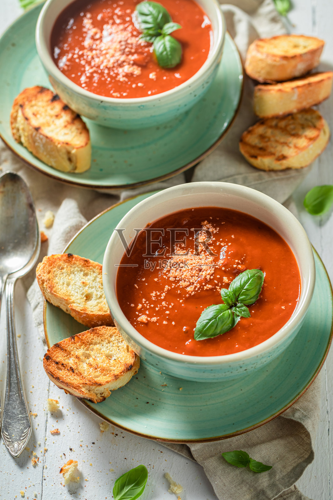 可以吃奶油番茄汤配罗勒和吐司照片摄影图片