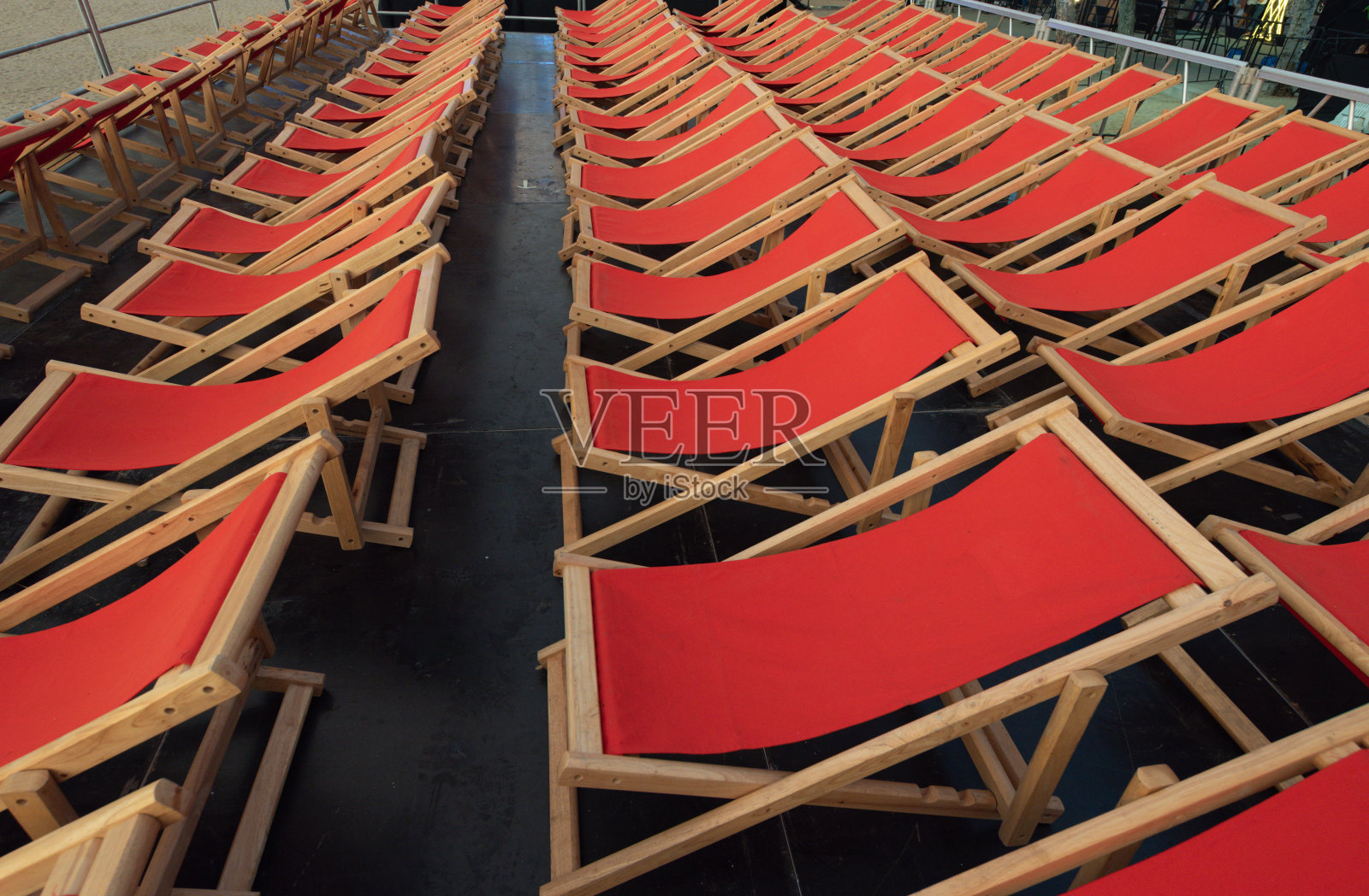 沙滩上的彩色沙滩椅照片摄影图片