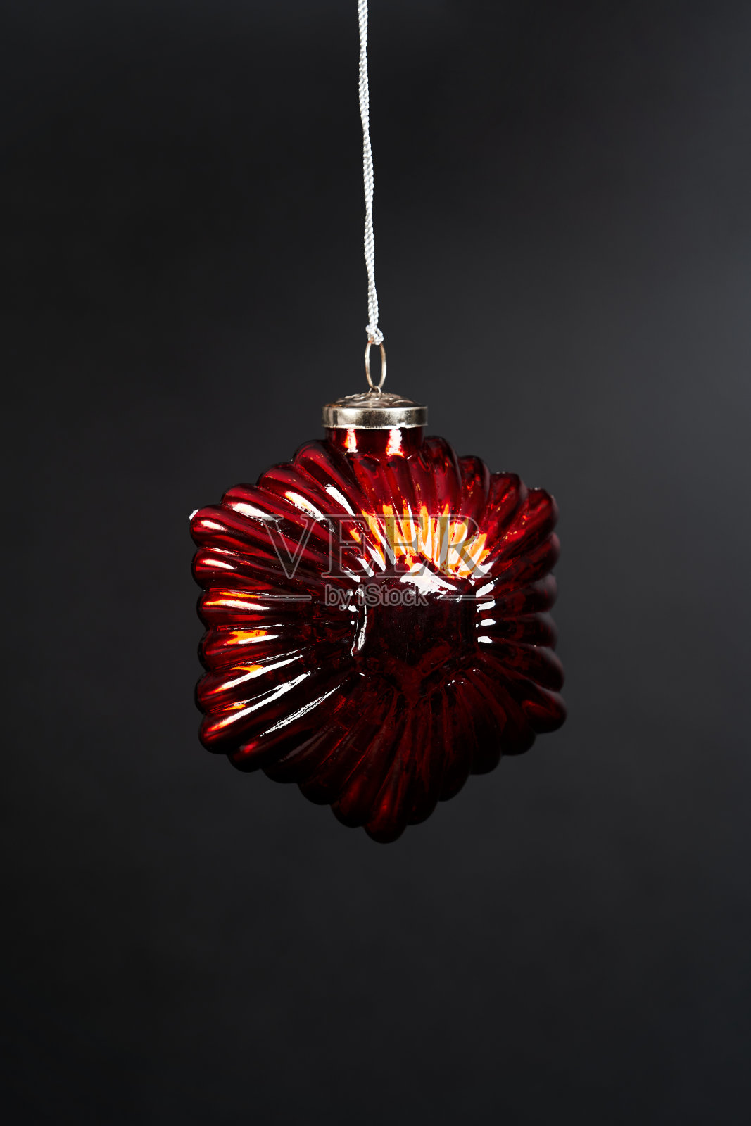 深色背景上的圣诞树玩具，带复制空间照片摄影图片