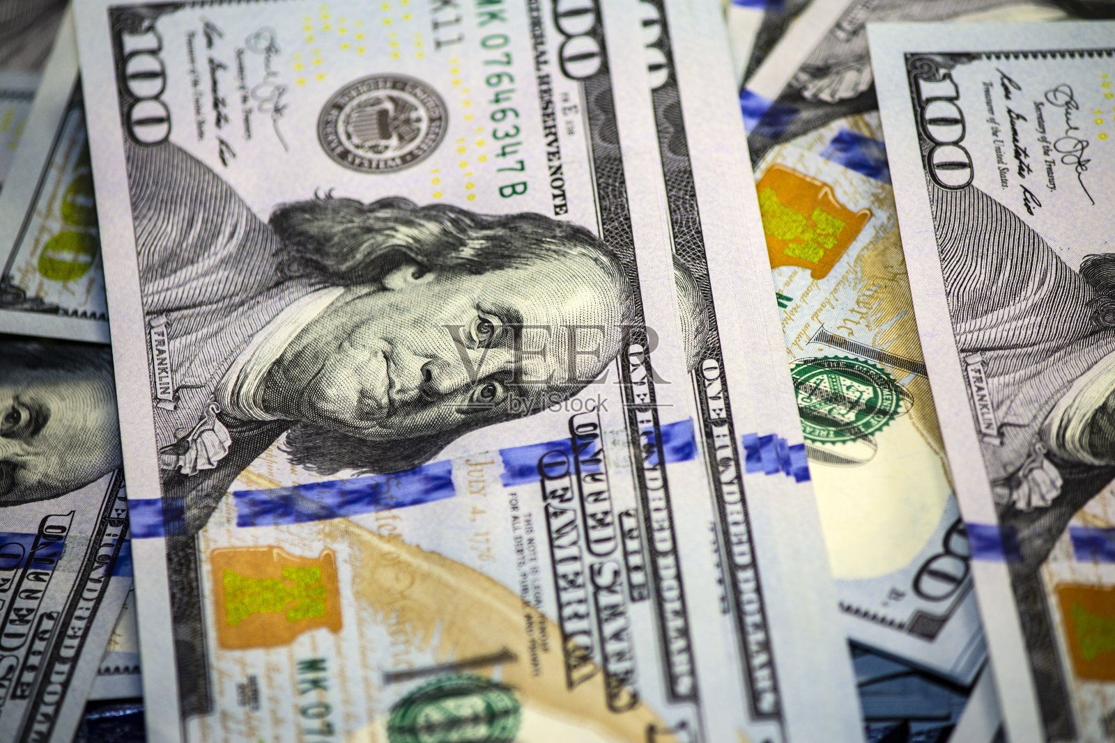 特写的富兰克林和百元大钞在一堆美元上照片摄影图片