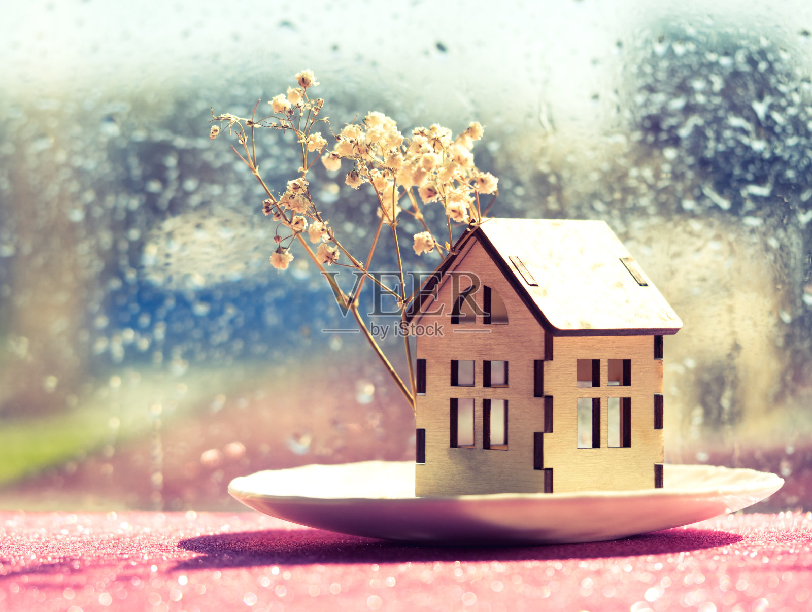 木制的房子模型和一棵树照片摄影图片