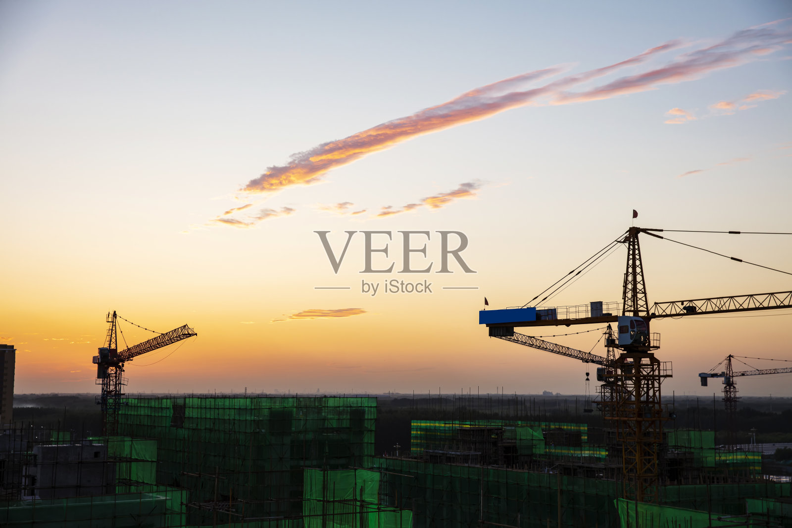 夜间塔吊建设住宅楼照片摄影图片