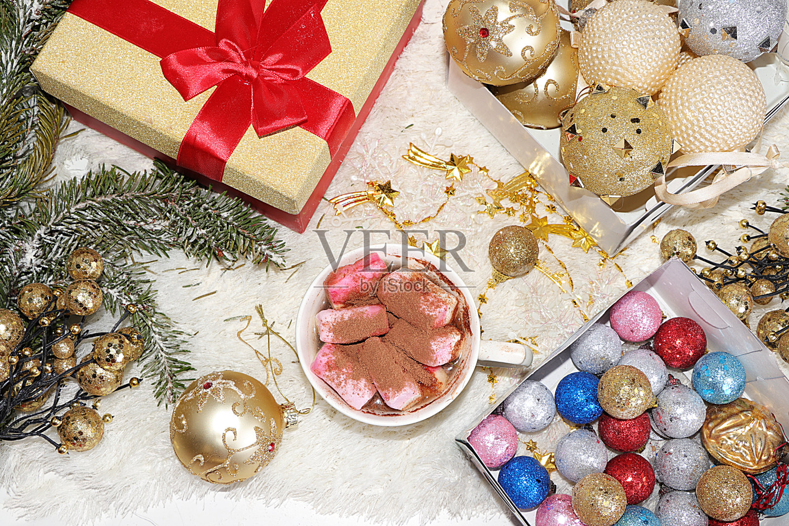 圣诞和新年背景与礼品盒，可可和圣诞装饰，俯视图，散货lay。贺年卡，选择性聚焦，照片摄影图片