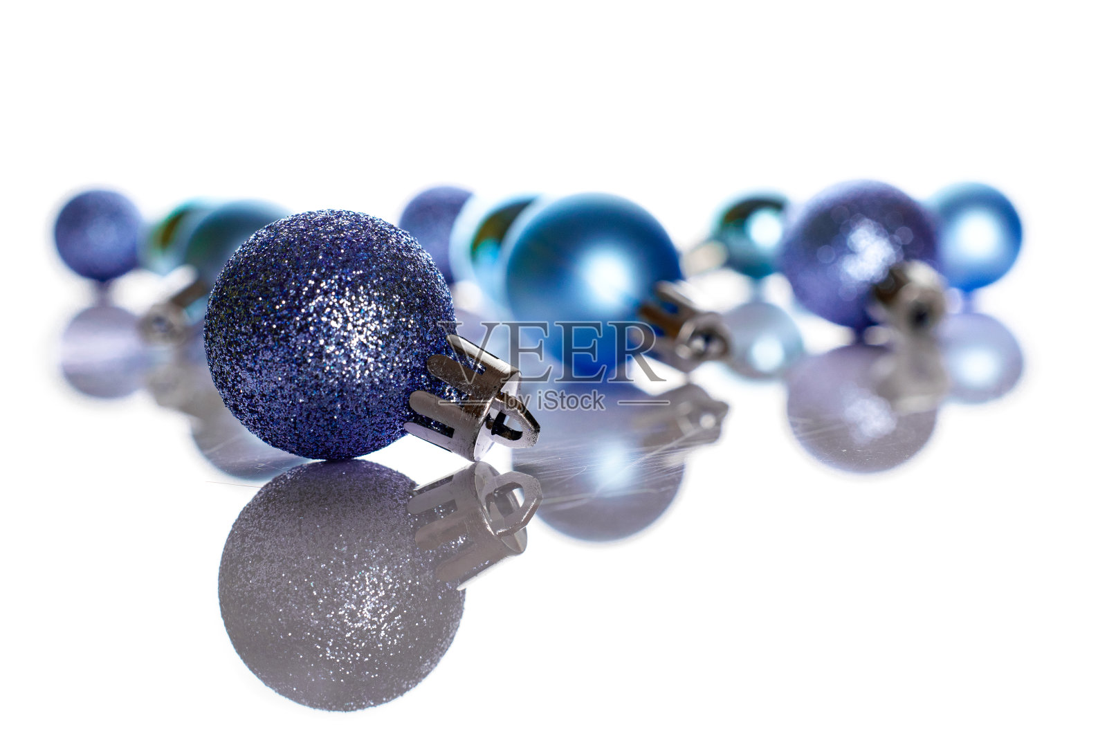 圣诞装饰球孤立在粉红色的背景。圣诞节的模式。平的。图案冬季泡泡概念照片摄影图片