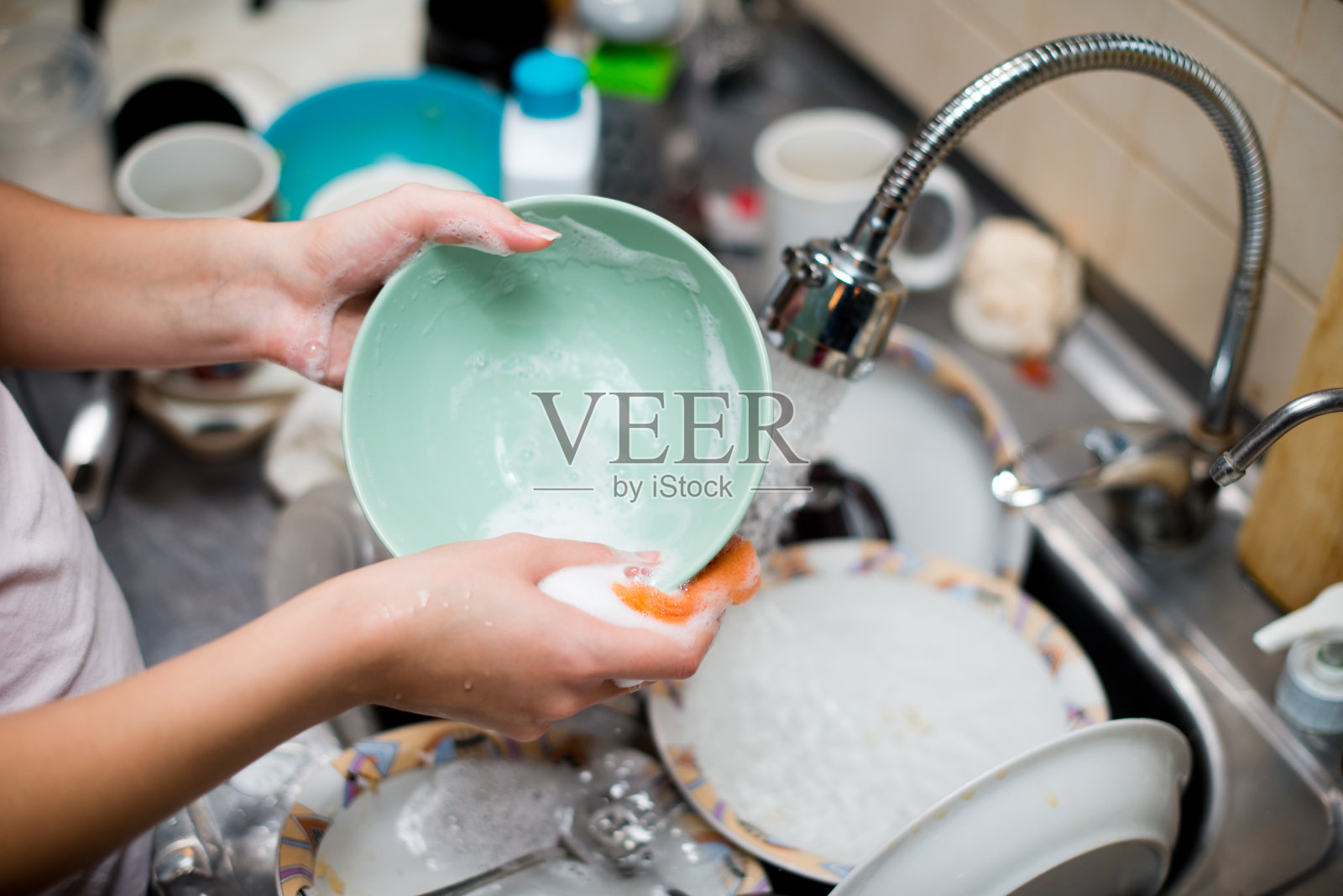 没有手套的女孩洗脏盘子照片摄影图片