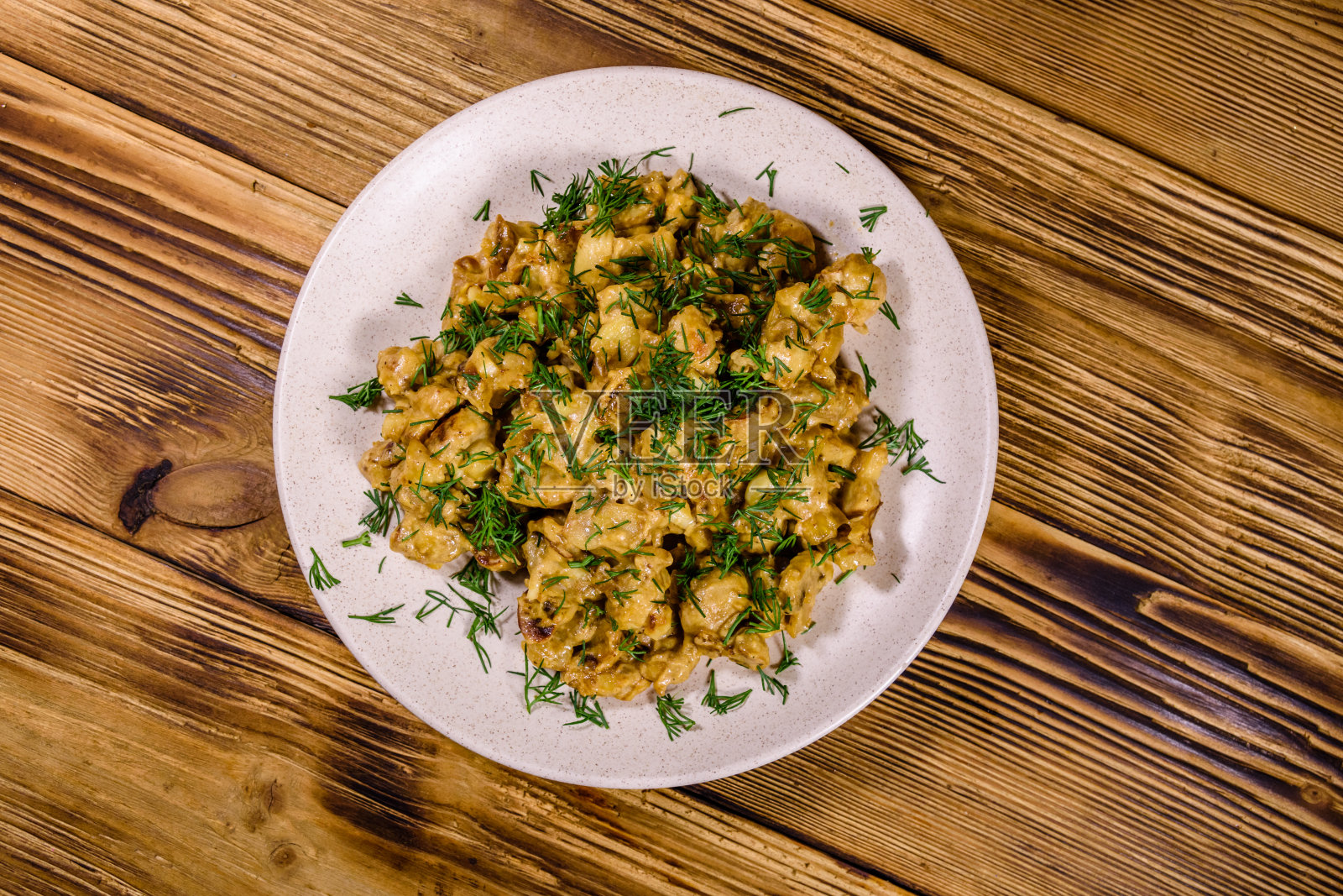 木桌上放着用酸奶油炖的香槟酒。俯视图照片摄影图片