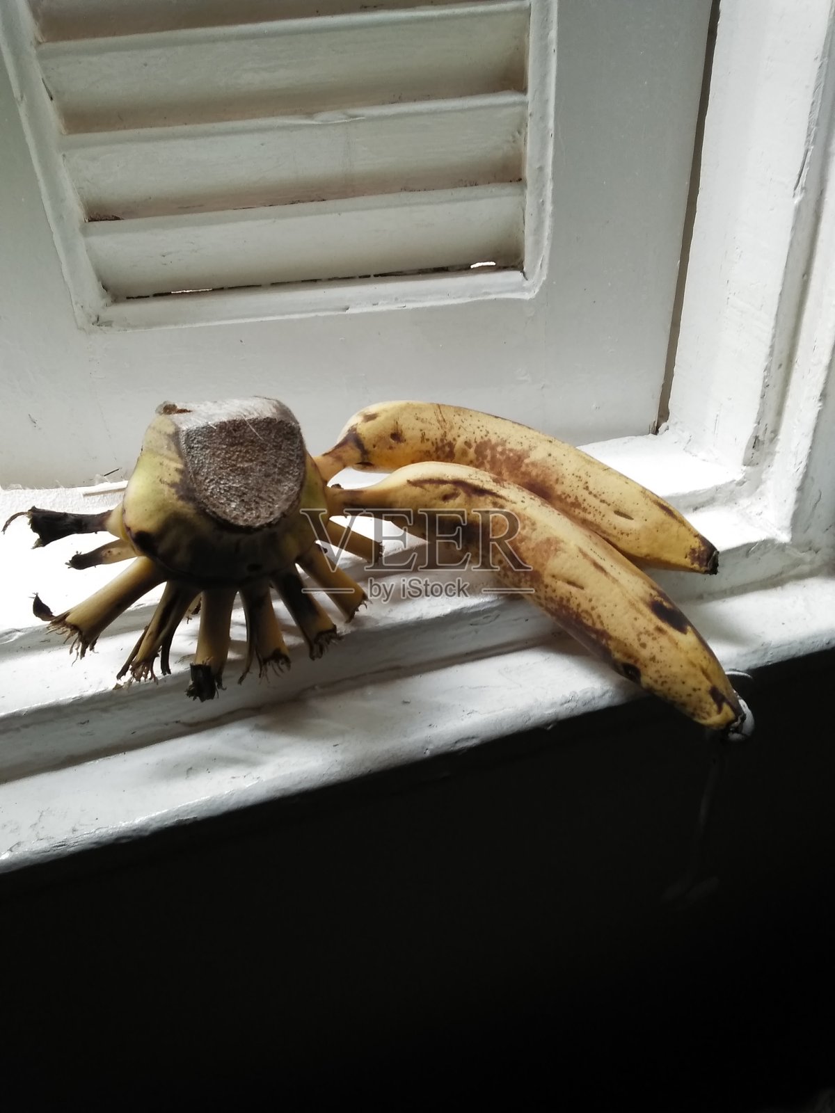 窗户上的新鲜香蕉照片摄影图片