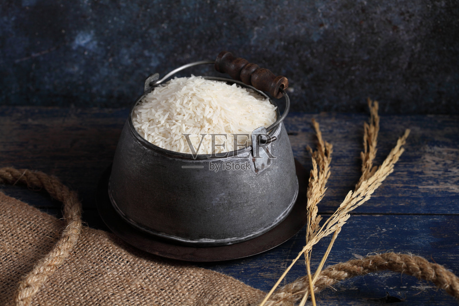 桌子上的量杯里放着白米，乡村厨房里放着泰国茉莉花米照片摄影图片