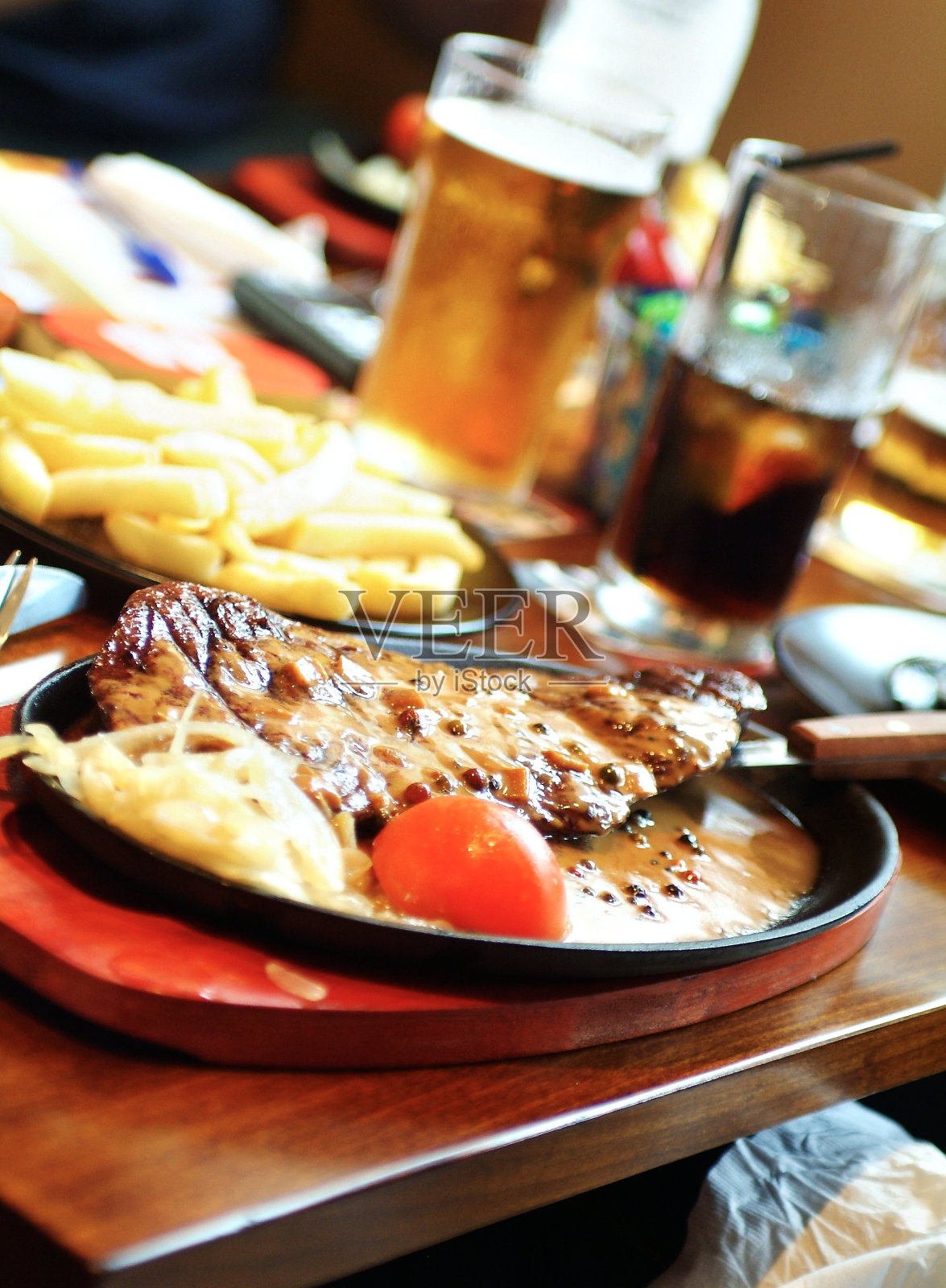 有食物和饮料的餐厅桌子照片摄影图片