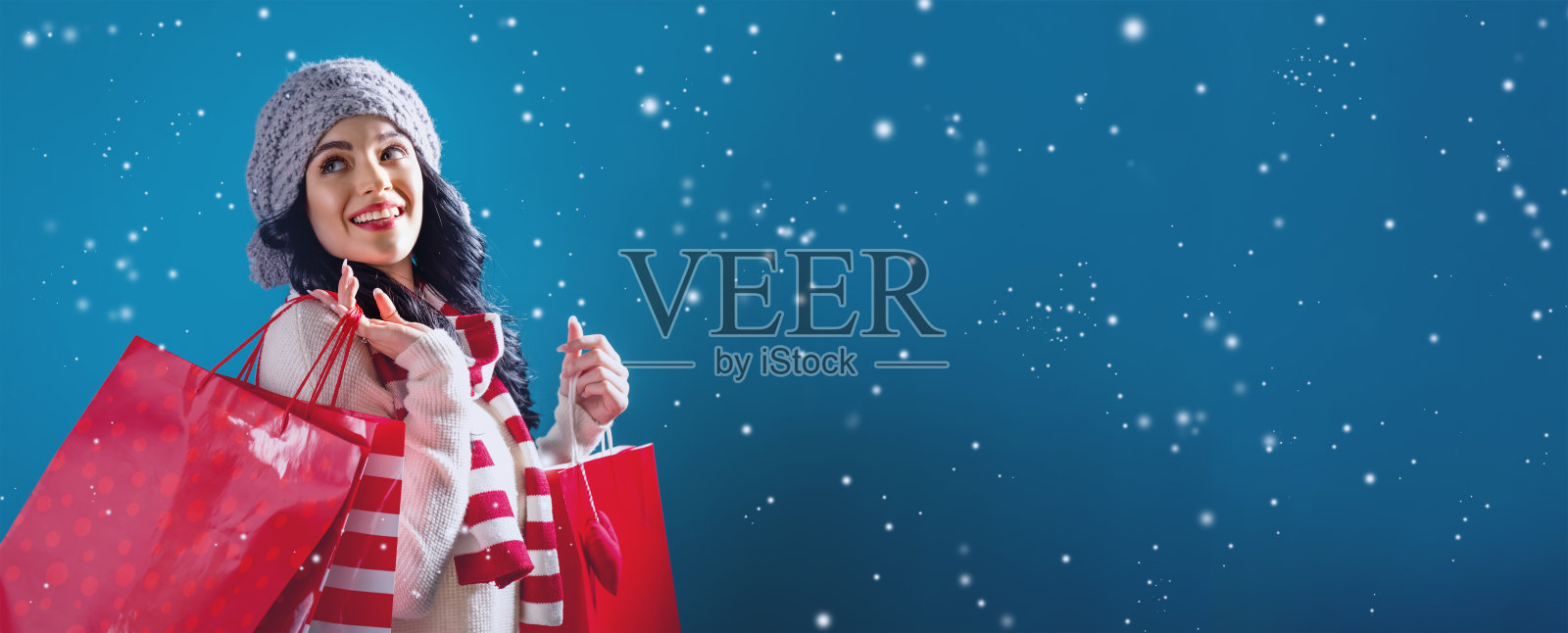 拿着购物袋的女人照片摄影图片