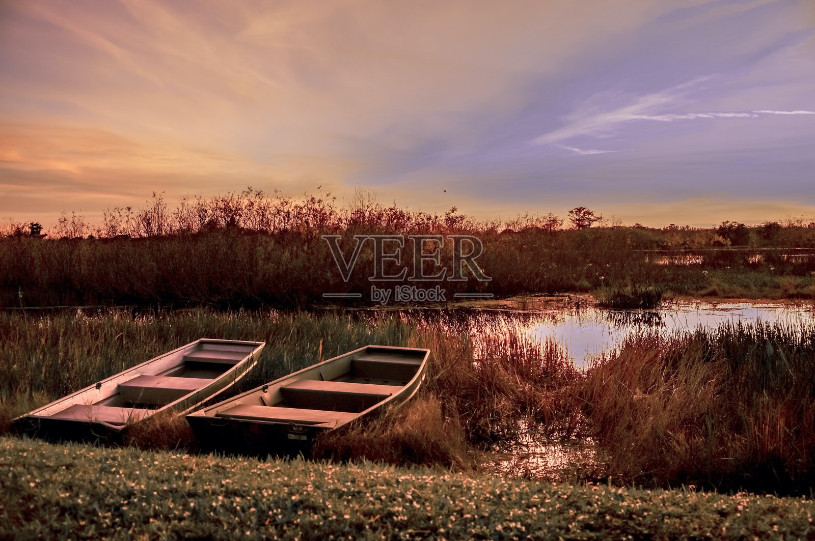 在河岸上划船照片摄影图片