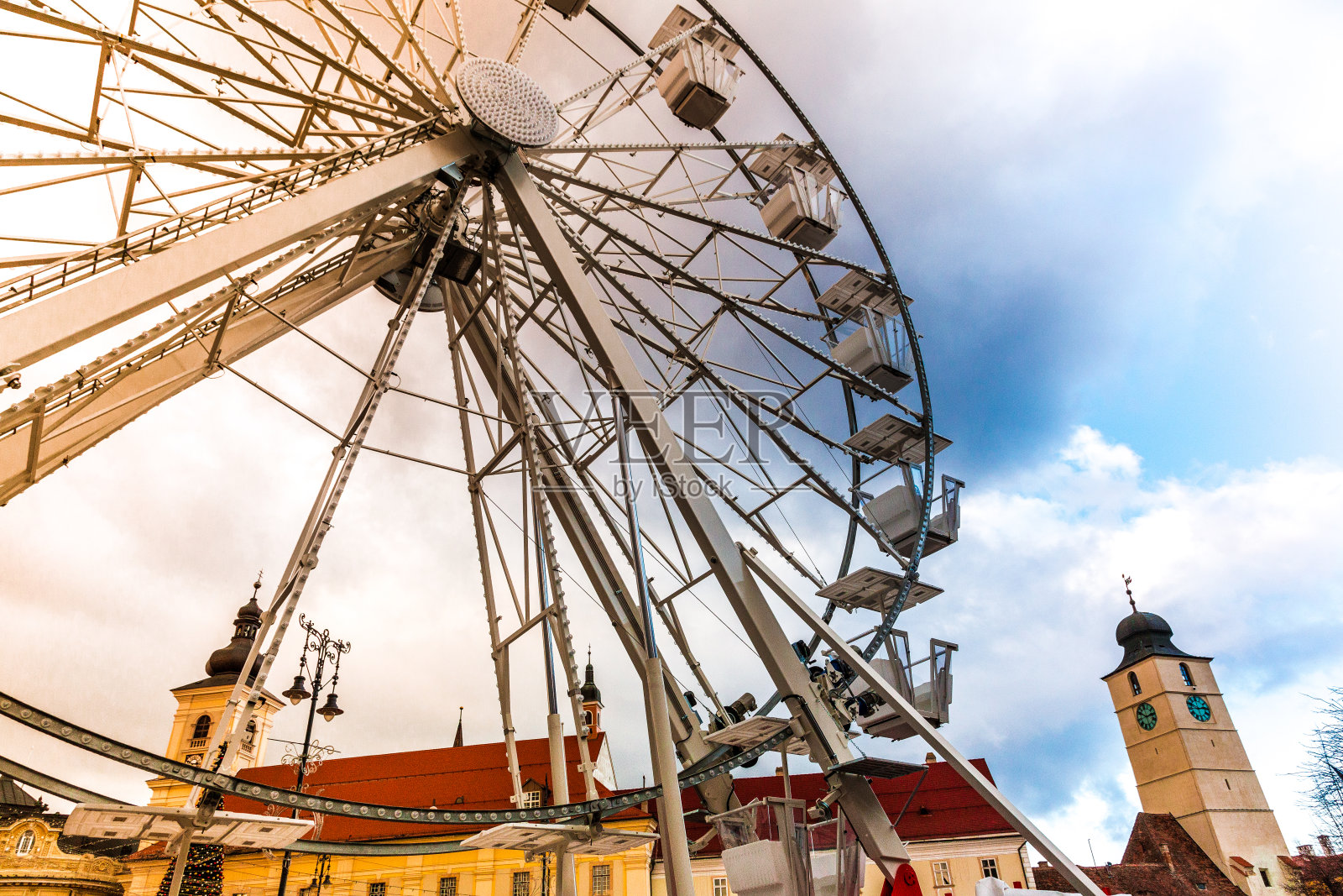 罗马尼亚西比乌的摩天轮和旧城建筑照片摄影图片