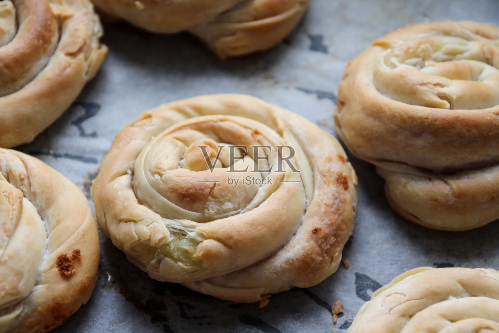 刚从烤箱里烤出来的糕点照片摄影图片