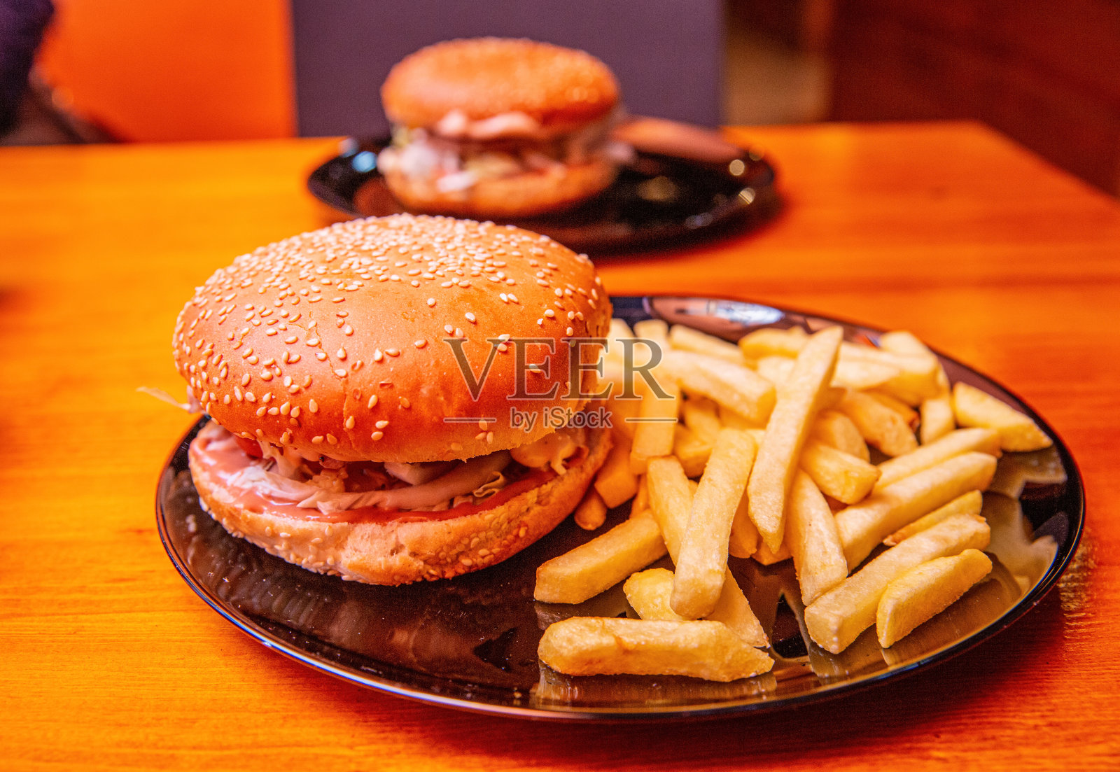 桌子上有一盘标价的汉堡和炸薯条照片摄影图片