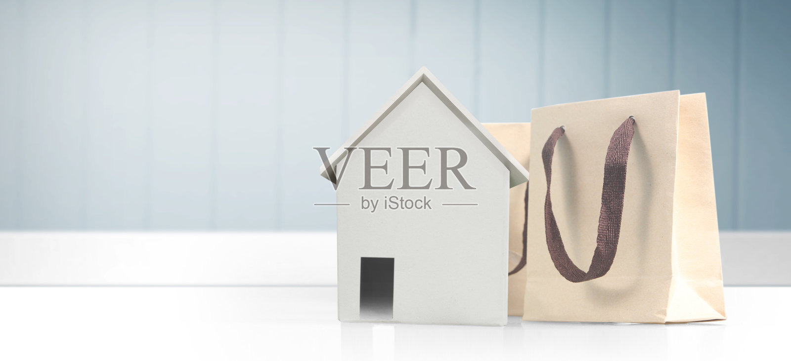 房子模型在木制空间上。家，住房和房地产概念照片摄影图片