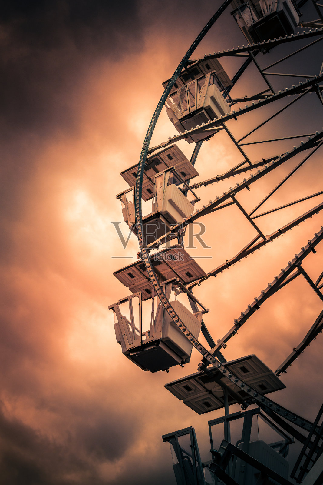 废弃的摩天轮和变幻莫测的天空照片摄影图片