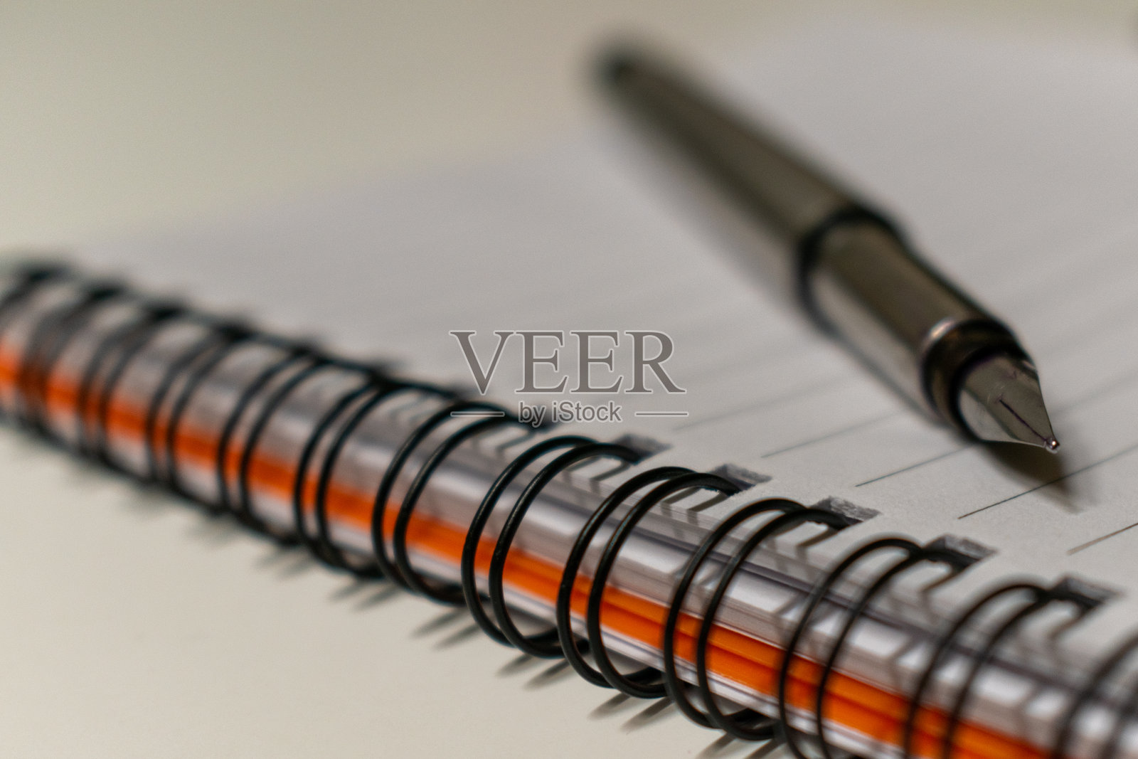 特写的一个钢钢笔笔尖上的一个笔记本照片摄影图片