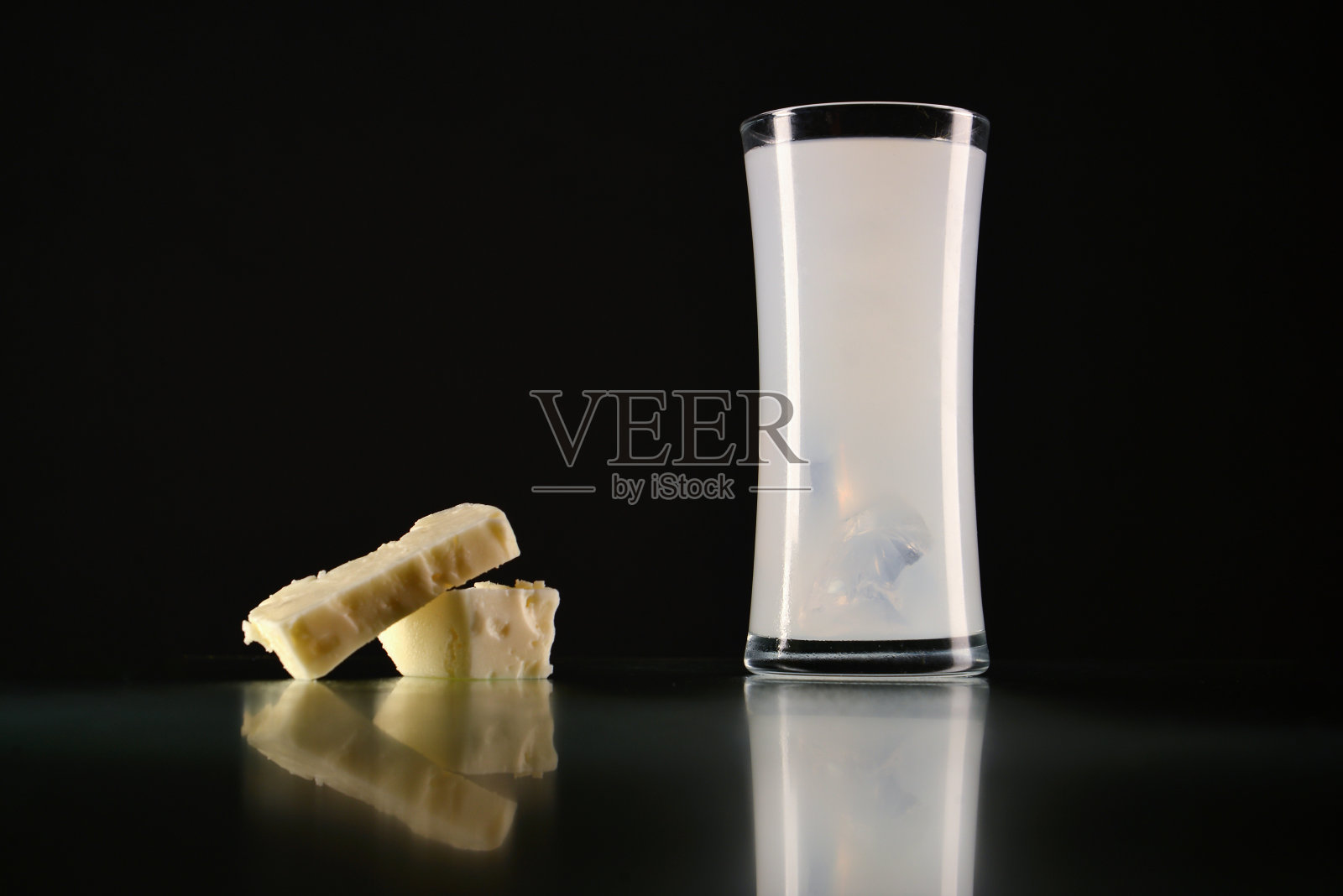 土耳其拉基奶酪在黑色背景与烟雾工作室照片摄影图片