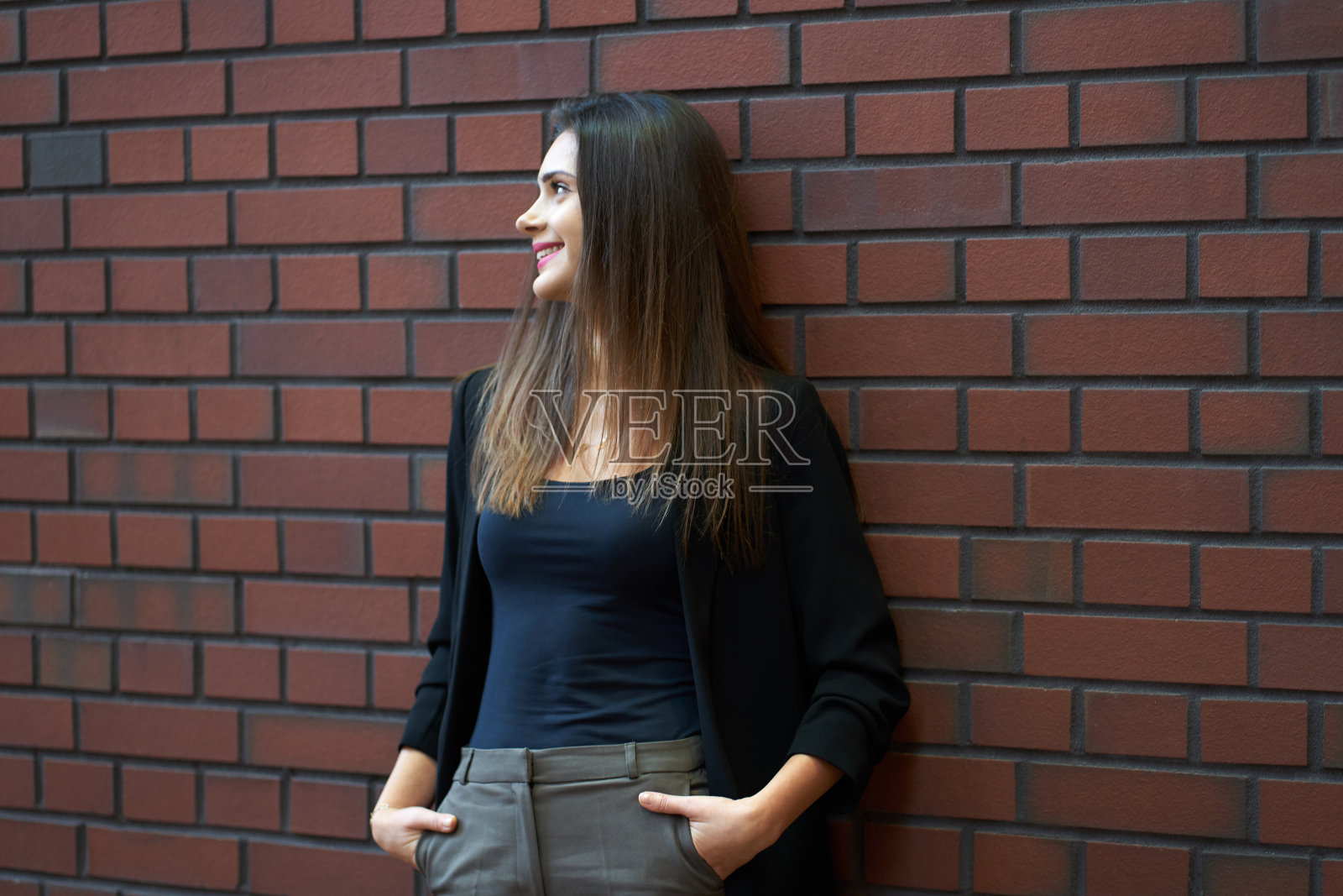 时尚：年轻迷人女性在白色背景前的特写肖像照片摄影图片