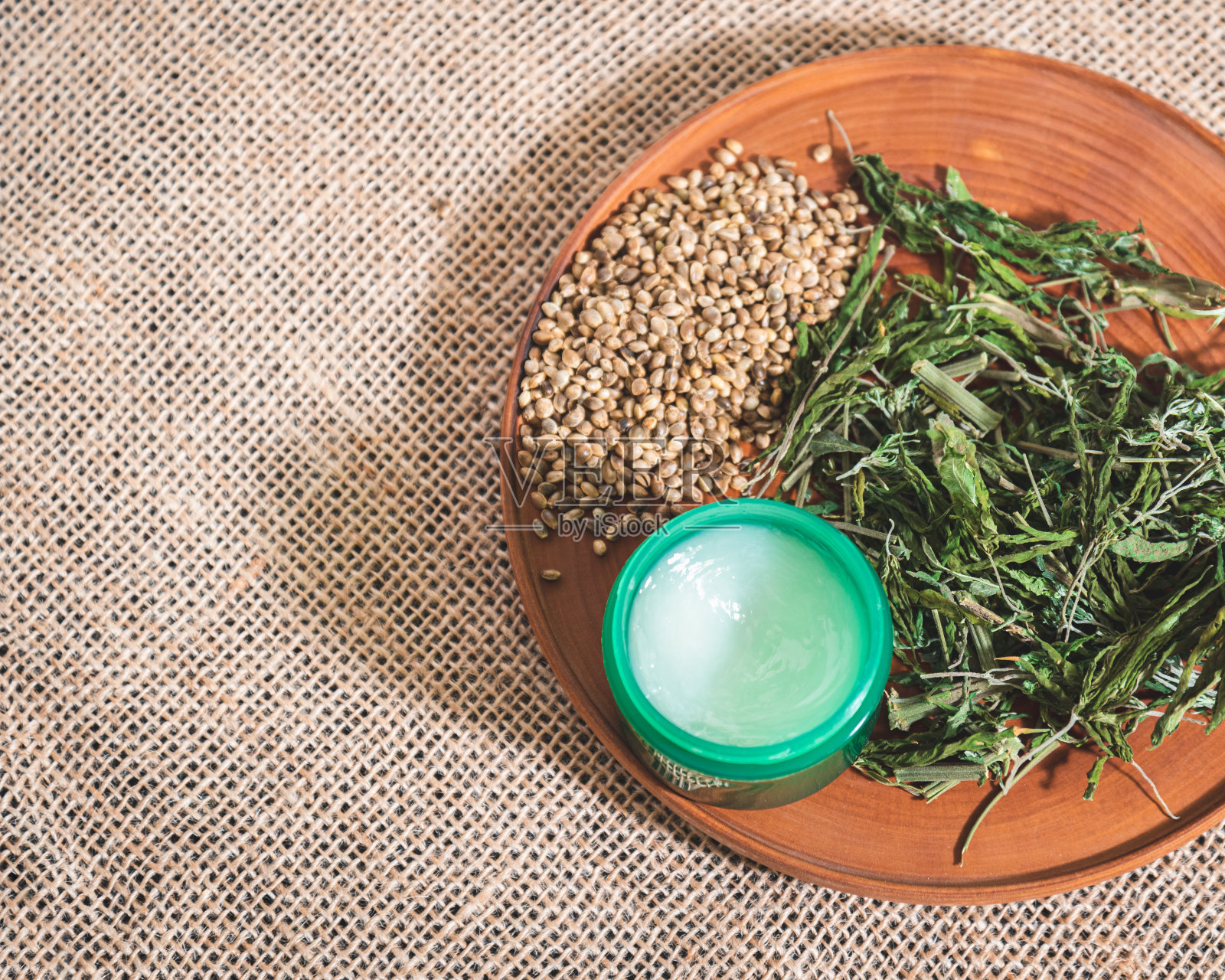 木盘上的大麻膏照片摄影图片