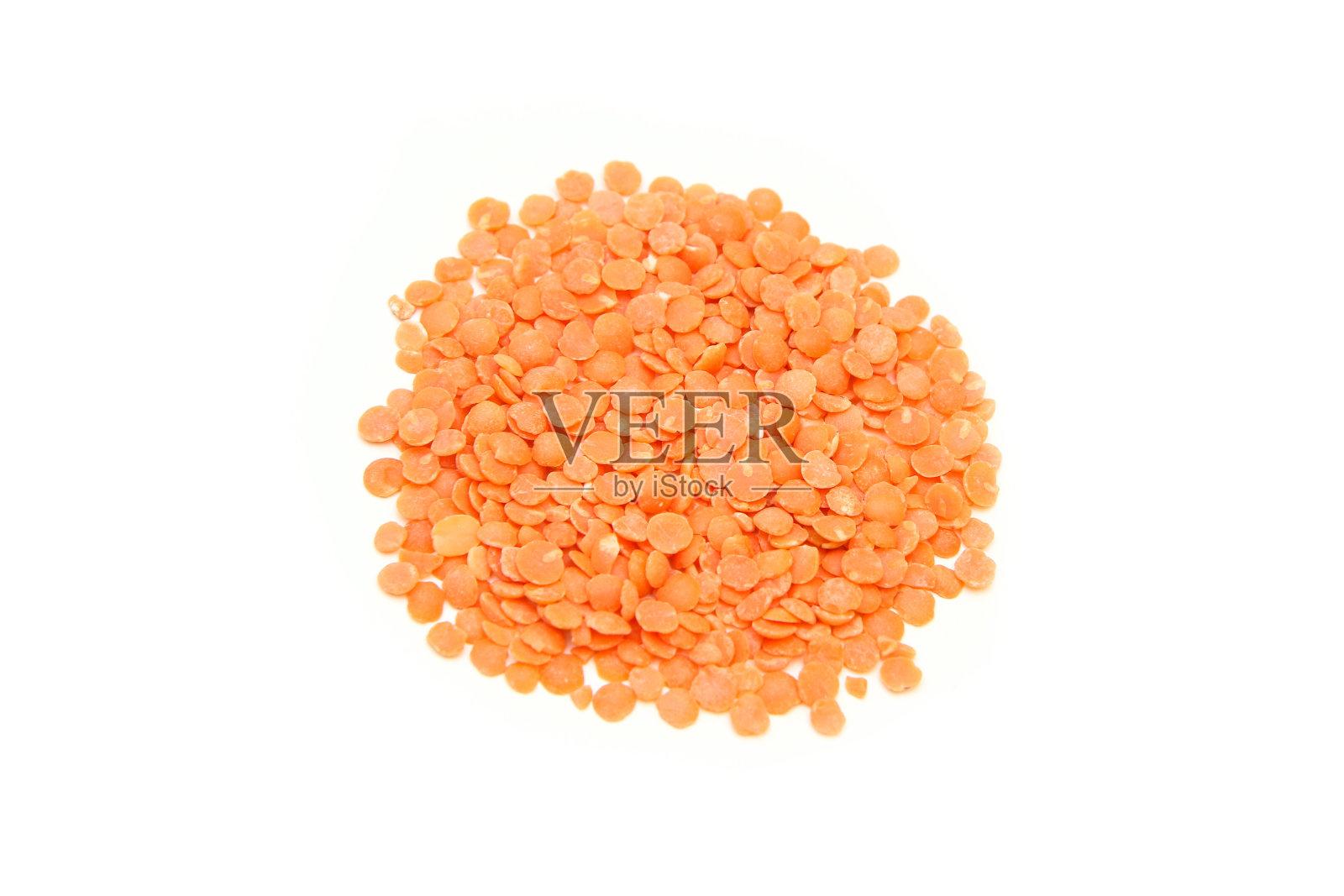 少量，一堆，红色的小扁豆孤立在白色的背景。照片摄影图片