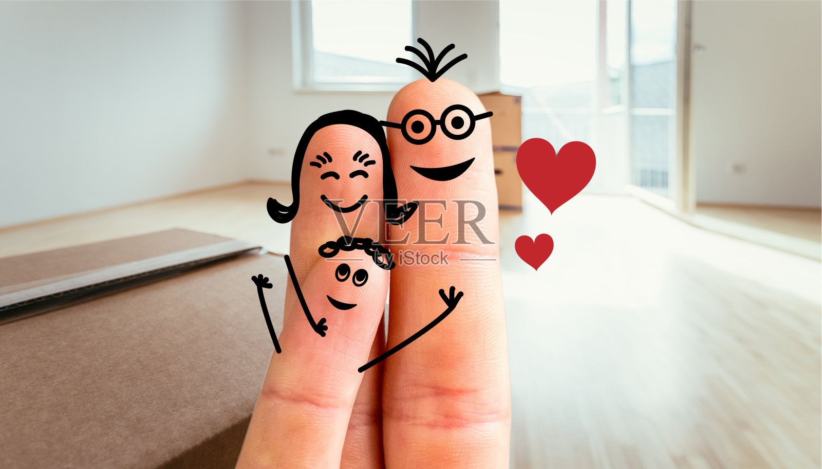 家庭搬进新家的概念:在模糊明亮的房间前画上手指的家庭照片摄影图片