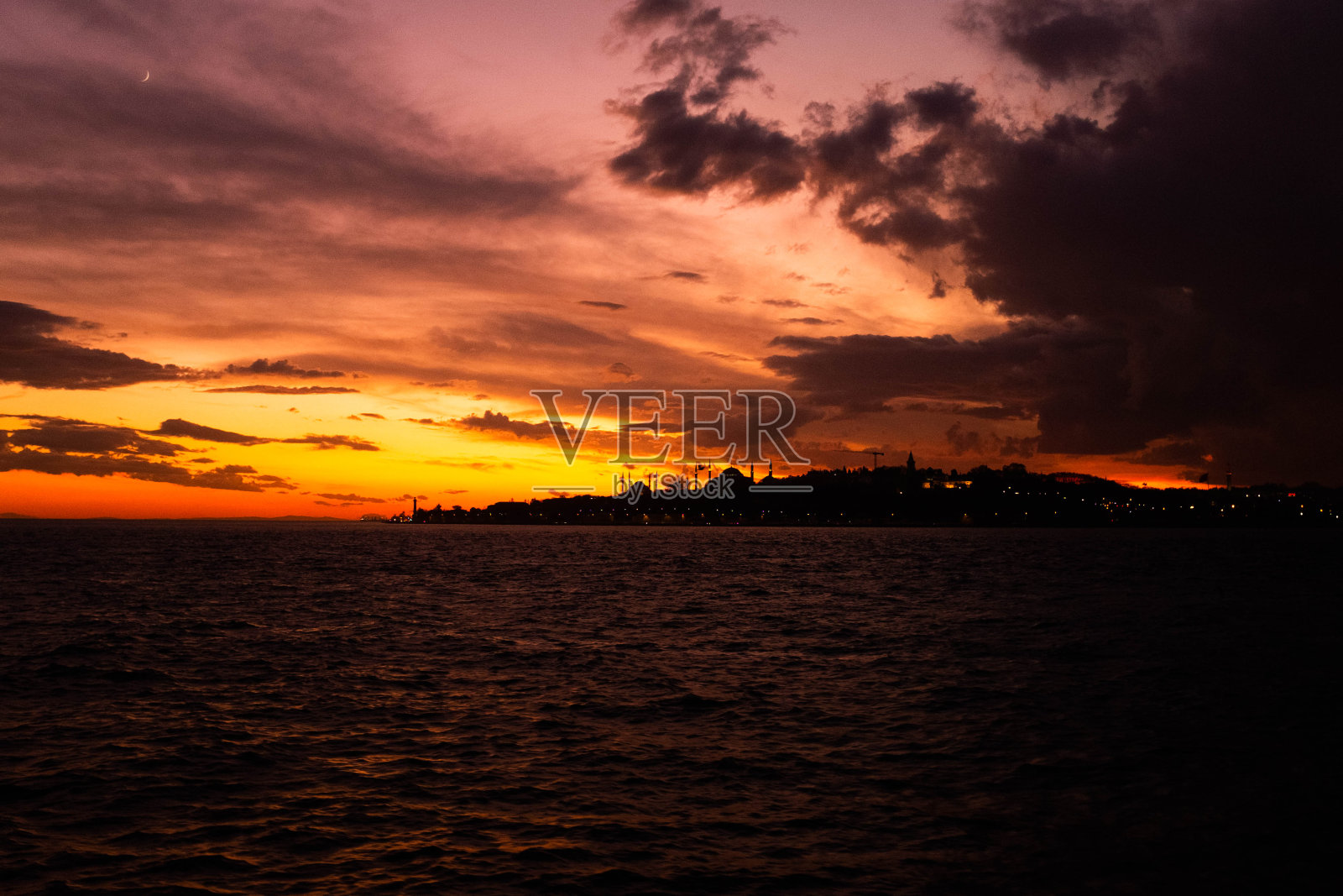 土耳其伊斯坦布尔，落日与太阳的剪影照片摄影图片