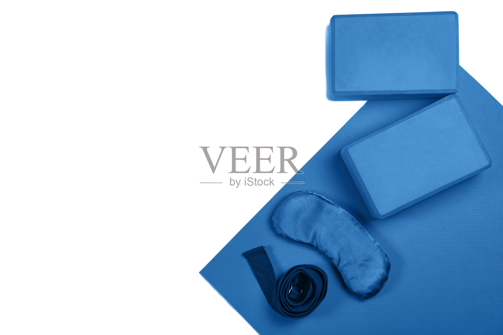 瑜伽，冥想或普拉提配件组成在白色背景与copyspace。前视图。照片摄影图片