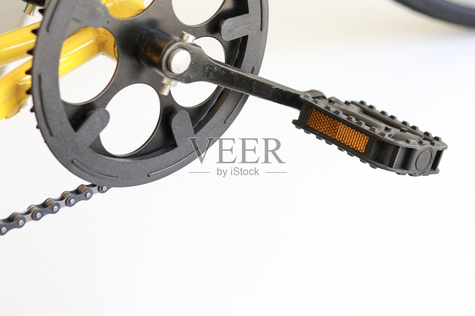 反光镜安装在自行车的底部。照片摄影图片