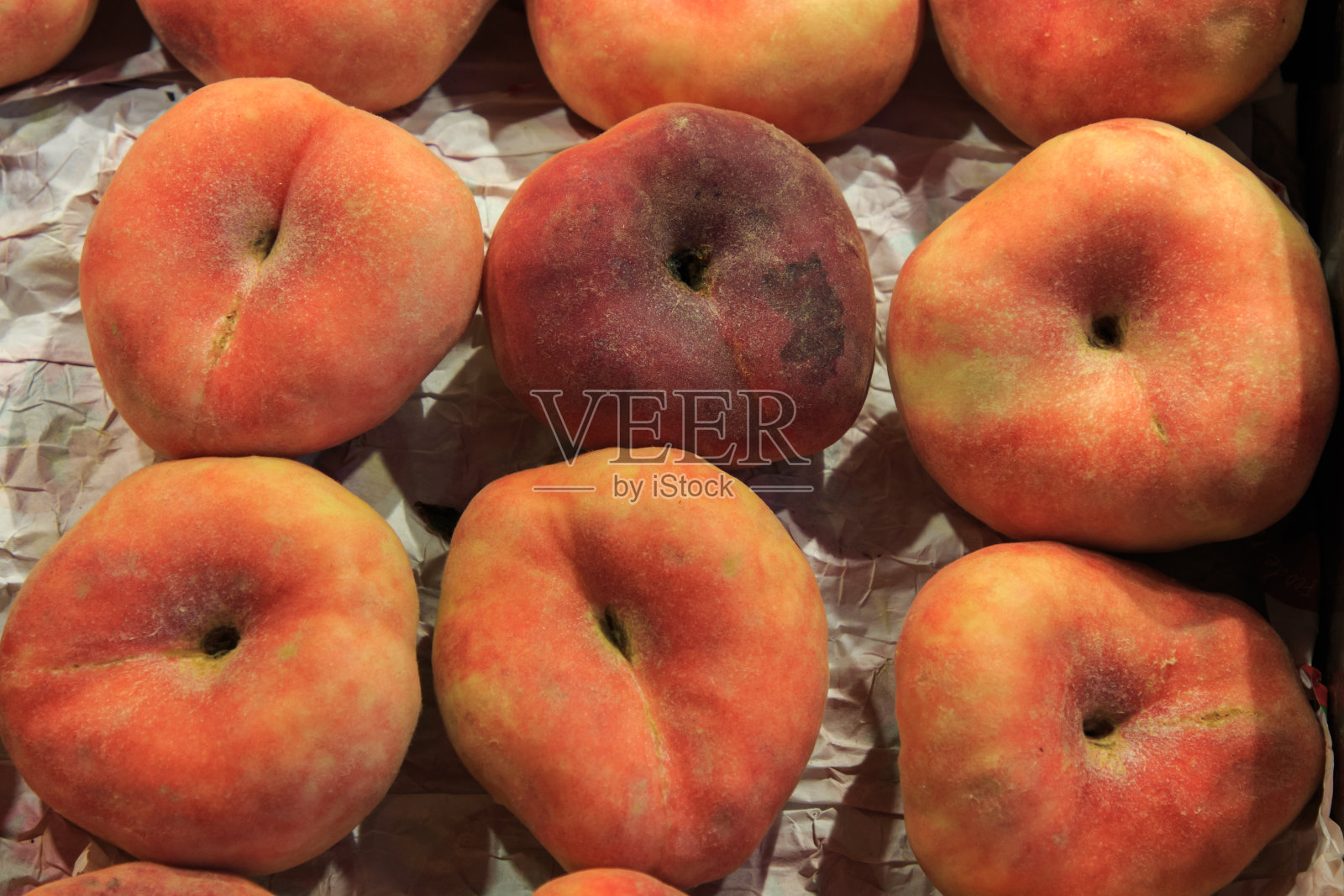 一组巴拉圭壁画装在盒子里，准备在博克利亚市场出售。食品的概念照片摄影图片