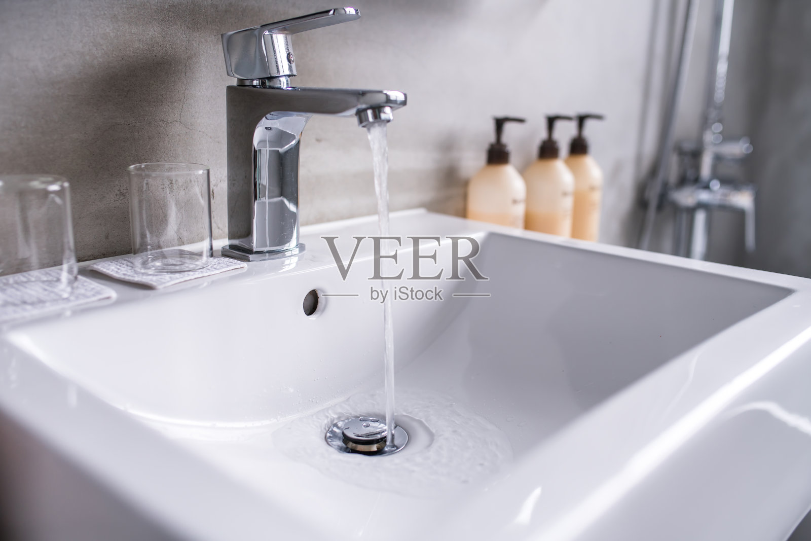 豪华浴室中的现代浴室水龙头、水槽和台面照片摄影图片