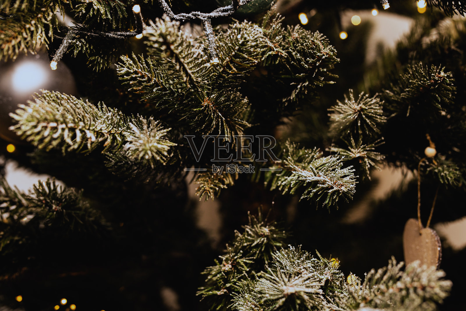 用圣诞树装饰，彩灯和雪花特写背景纹理，圣诞快乐和新年快乐，散景和模糊的色彩概念照片摄影图片