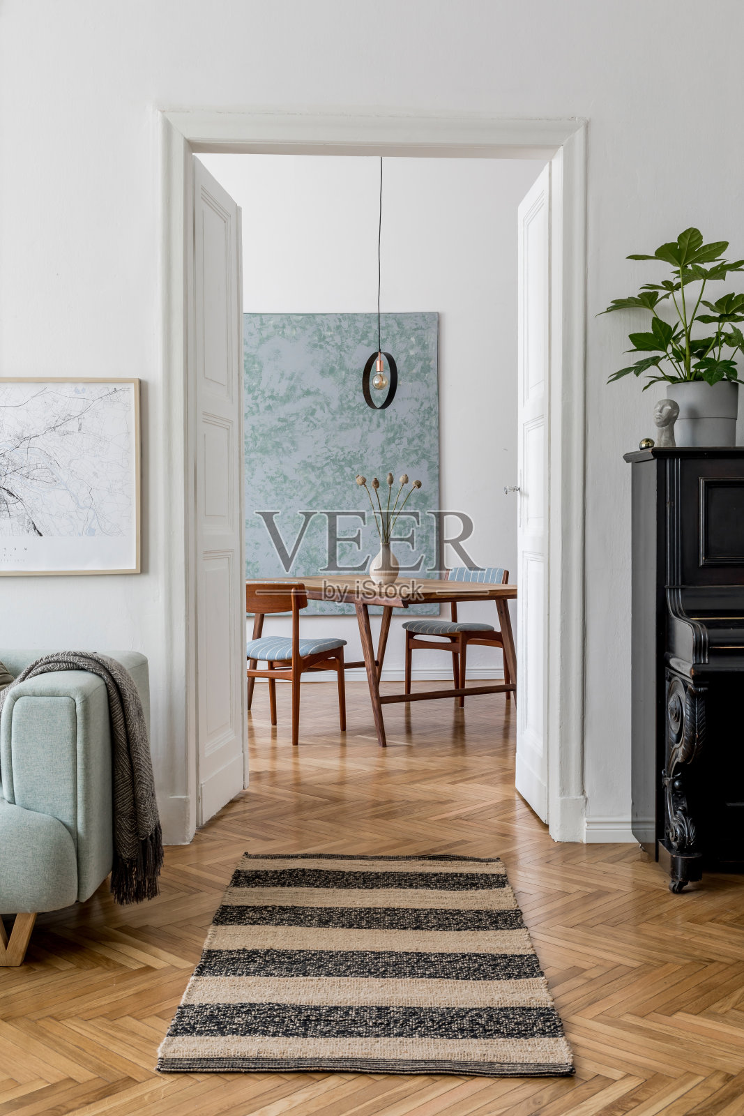 时尚的斯堪的纳维亚客厅设计薄荷沙发，家具，模拟海报地图，植物和优雅的个人配件。现代家居装饰。带有餐厅的开放空间。模板准备使用。照片摄影图片