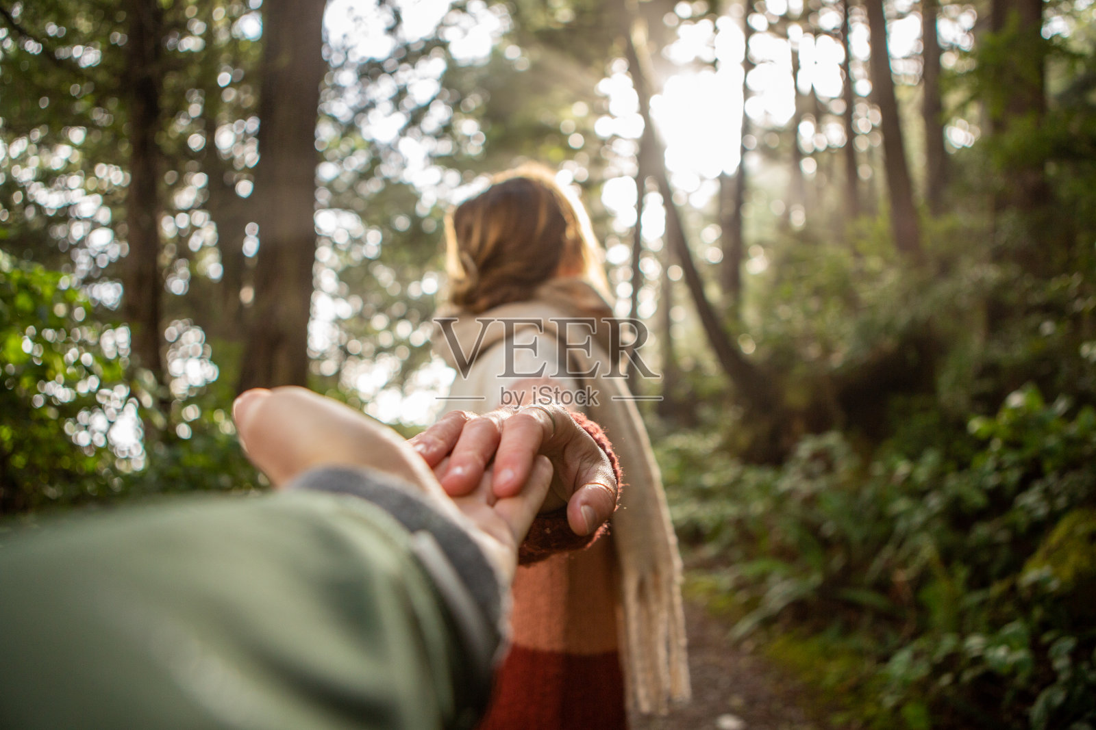 跟着我去概念，年轻的女人带着男朋友去森林小路照片摄影图片