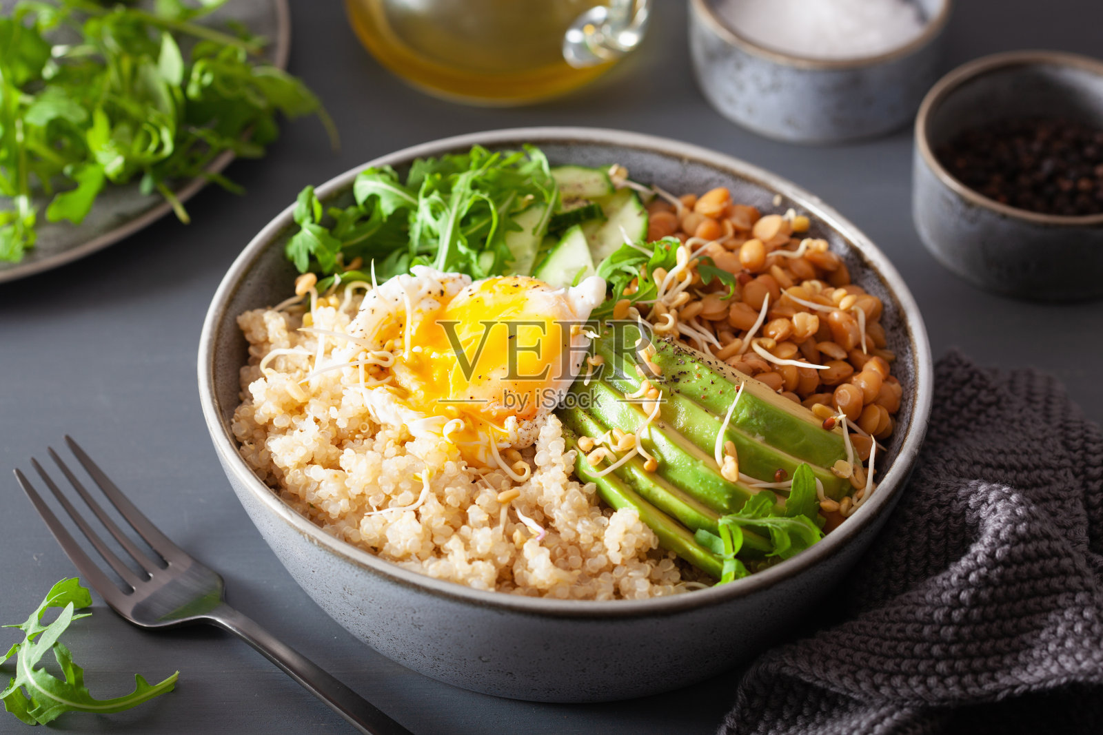 藜麦碗，鸡蛋，鳄梨，黄瓜，扁豆。健康的素食午餐照片摄影图片