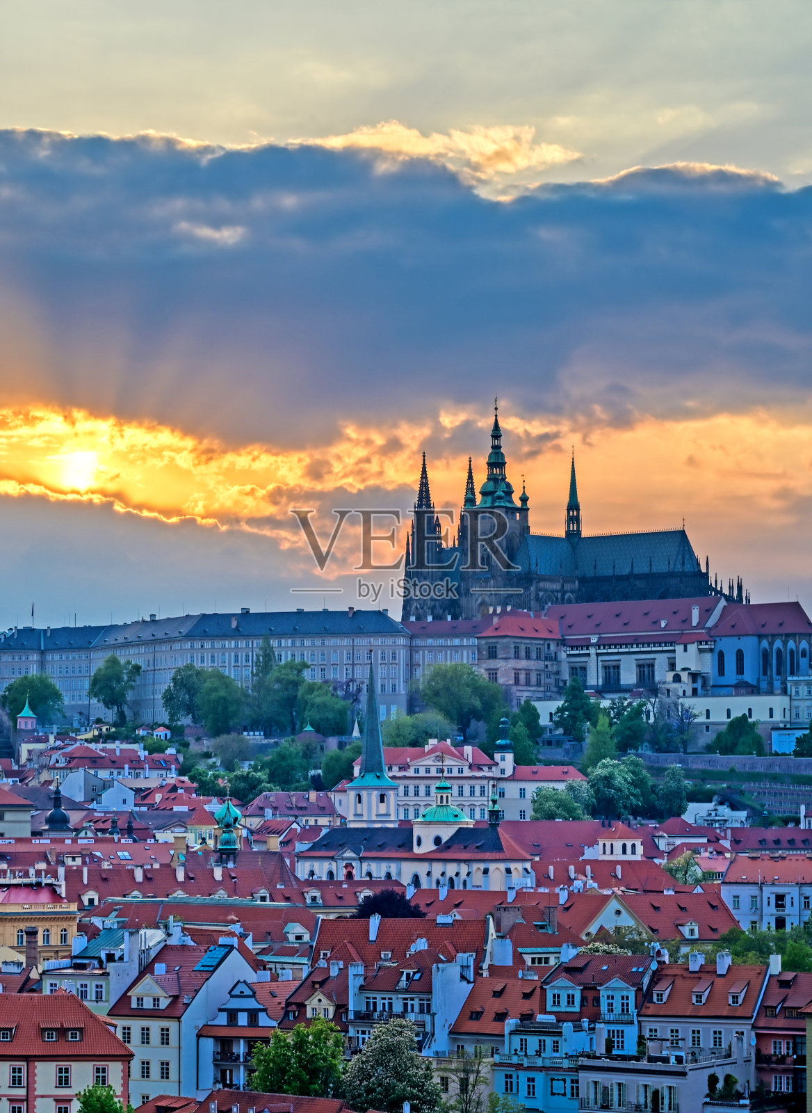 布拉格城堡横跨伏尔塔瓦河，布拉格，捷克共和国照片摄影图片