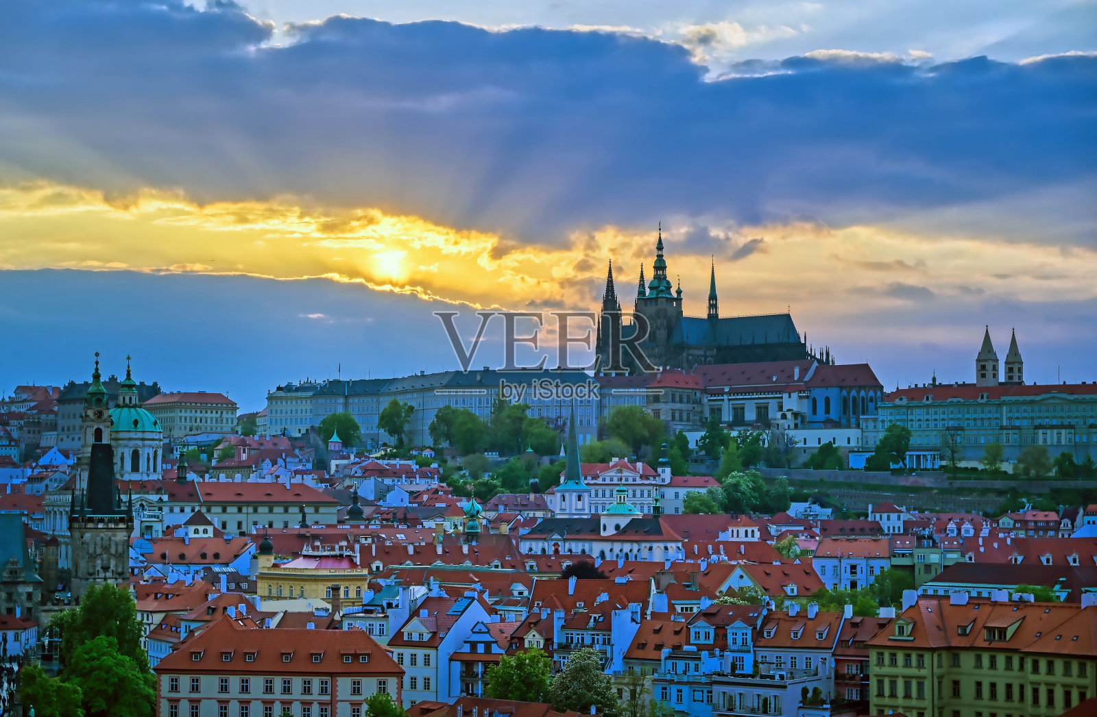 布拉格城堡横跨伏尔塔瓦河，布拉格，捷克共和国照片摄影图片