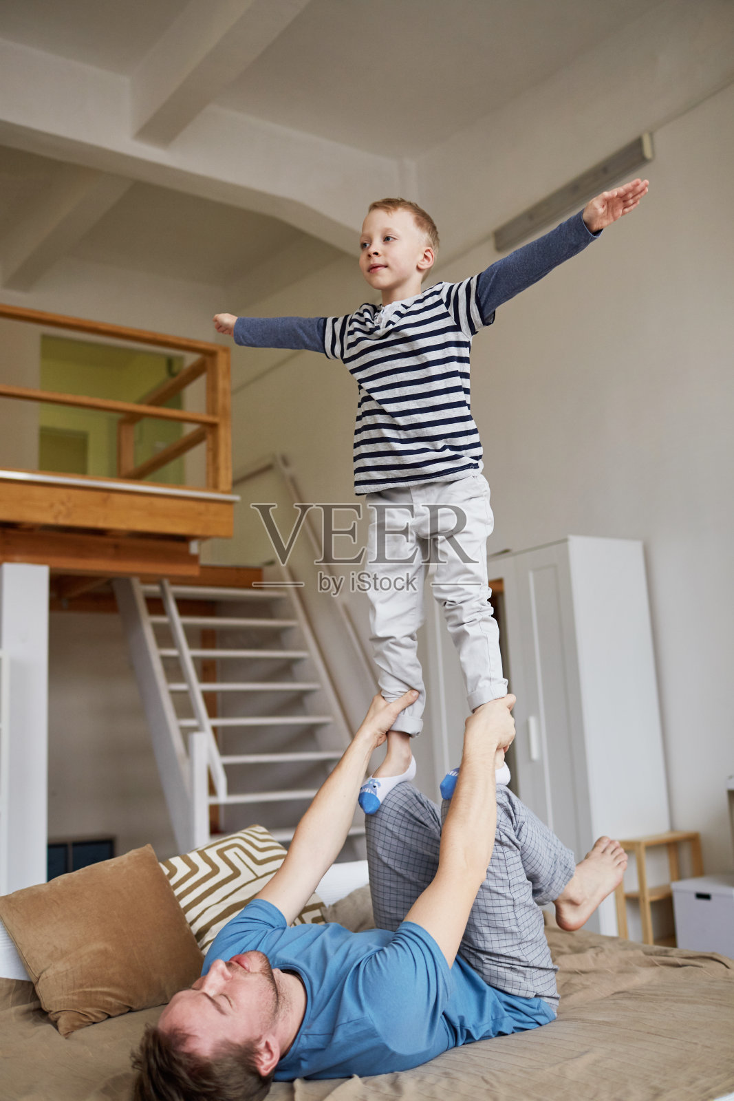 父子在家练习杂技照片摄影图片