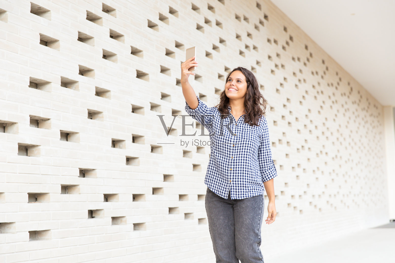 快乐的游客女孩用手机拍照或自拍照片摄影图片