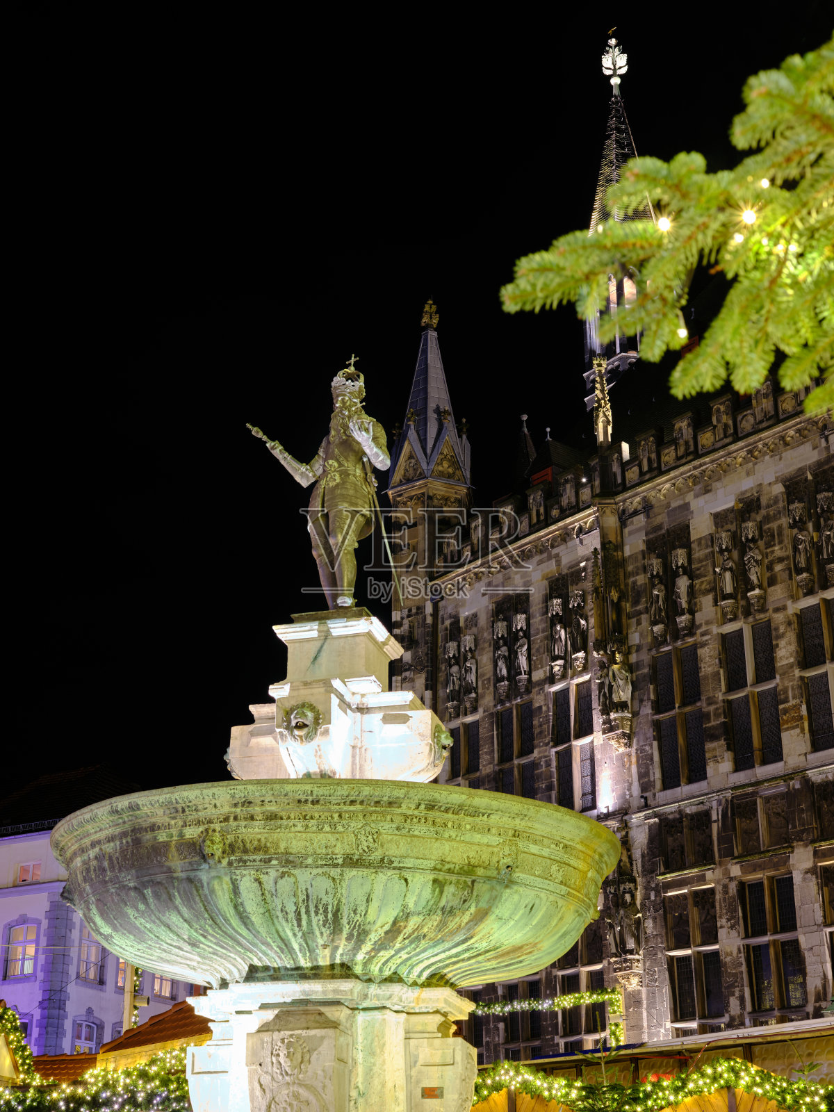 照明查理曼雕像周围的圣诞市场，创建于1900年之前，在亚琛市政厅前，德国照片摄影图片