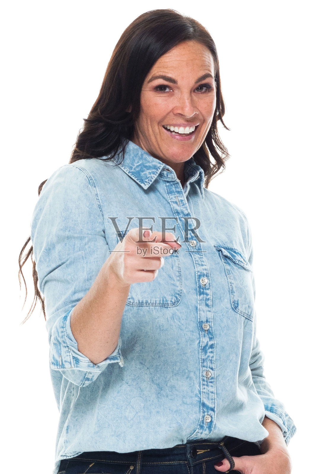 正面视图/看相机/一个人/腰部以上/成年漂亮的棕色头发/长发白人女性/年轻女性/中年成年女性/中年成年人站着纽扣衬衫/衬衫/裤子谁是指照片摄影图片