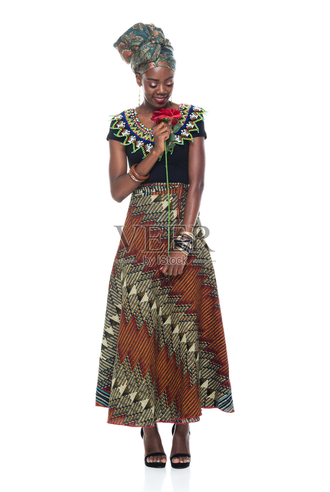 戴着头巾、身穿传统服装的快乐年轻非洲裔女子，庆祝情人节照片摄影图片