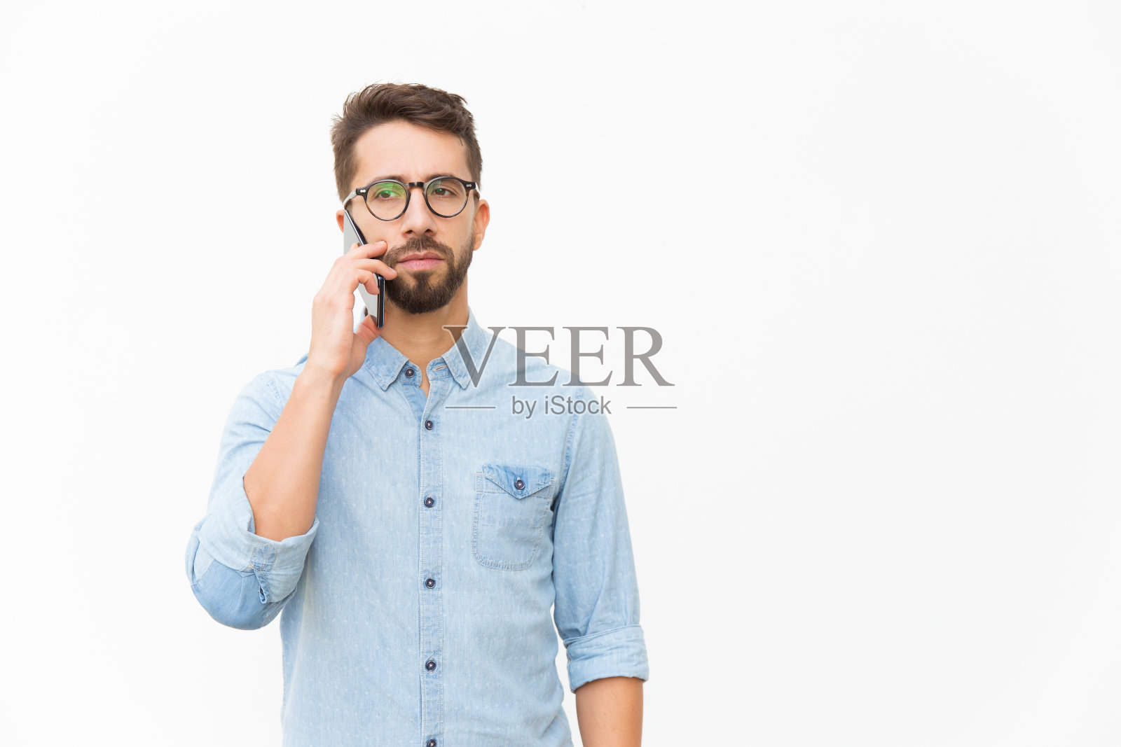 专注的男人用手机交谈照片摄影图片