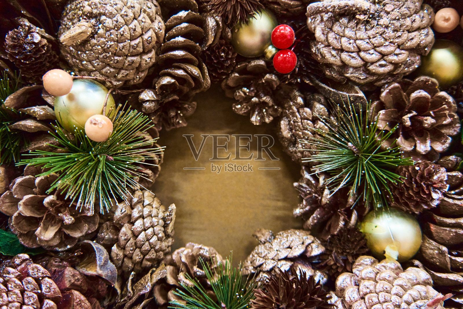 圣诞背景与松果，冷杉树枝，红月桂浆果和木制星星照片摄影图片