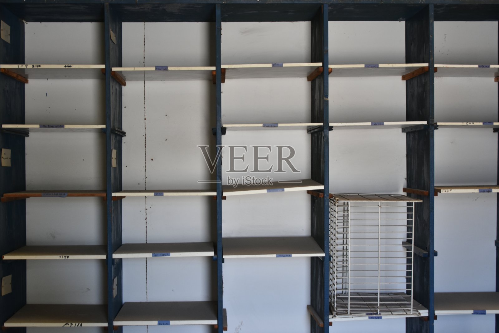 废弃办公室里的架子照片摄影图片