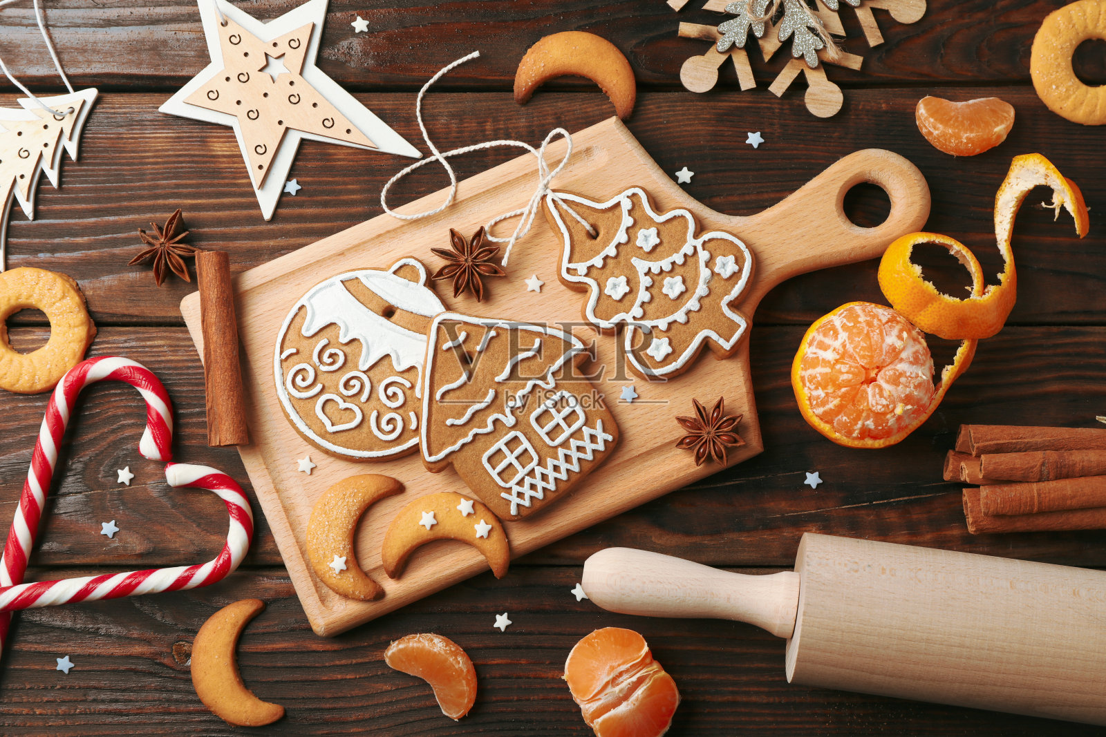 用自制的圣诞饼干，桂皮，肉桂，糖果，摇椅木制背景构成的平铺组合。俯视图照片摄影图片